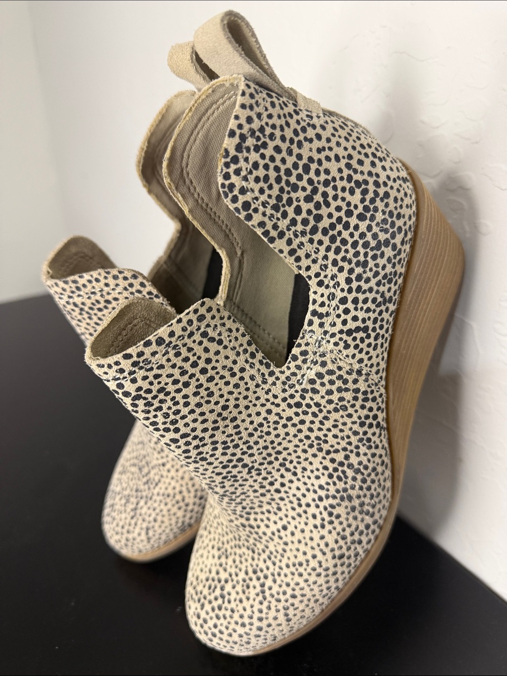 TOMS Women’s Cream and Black Speckled Leopard Animal Print Wedge Booties Sz 6.5